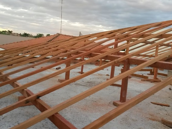 Construção de telhados na Vila Maria